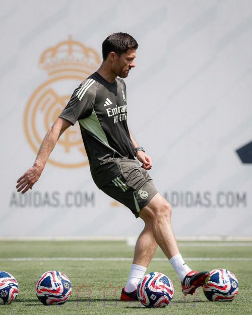 TA:皇马非常欣赏阿隆索 他在瓜穆安手下都效力过 TA:皇马非常欣赏阿隆索 他在瓜穆安手下都效力过